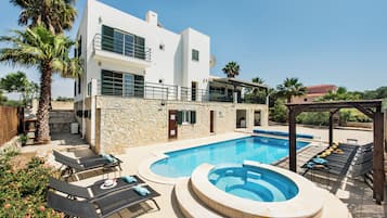 Utomhuspool och uppvÀrmd pool
