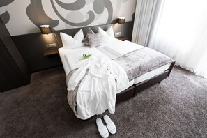 Minibar, coffres-forts dans les chambres, bureau