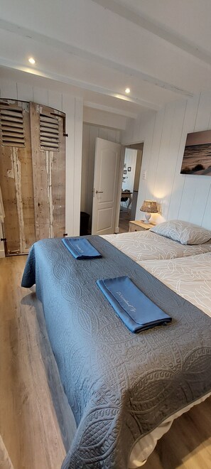 2 habitaciones, caja de seguridad en la habitación y escritorio 