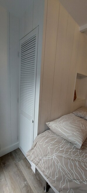 2 bedrooms, in-room safe, desk, iron/ironing board - Top location! Next to lighthouse, beach 50m FLOW (Egmond aan Zee)