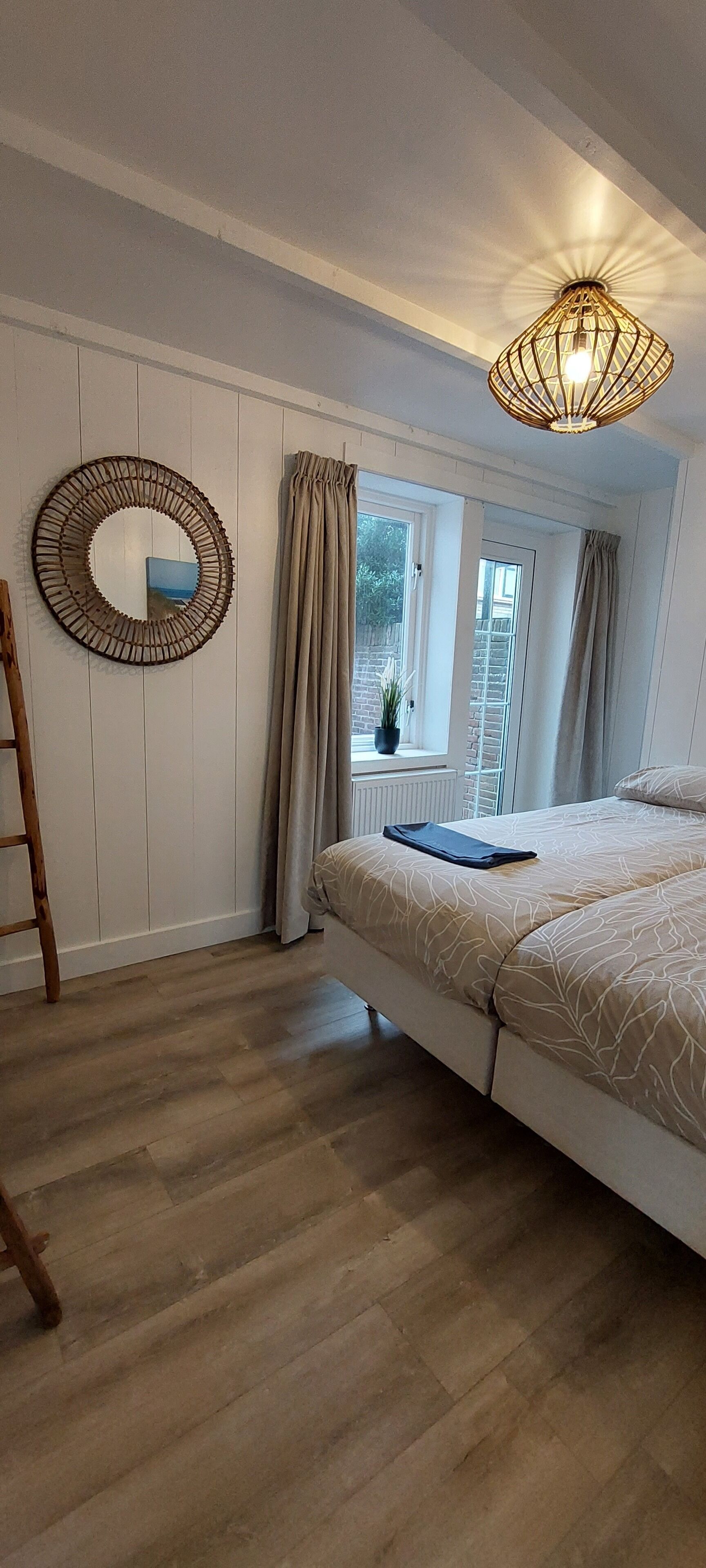 2 chambres, coffres-forts dans les chambres, bureau