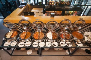 Desayuno continental diario (INR 1000 por persona)