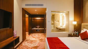 Suite | Baño | Ducha, cabezal de ducha tipo lluvia, secador de pelo y zapatillas