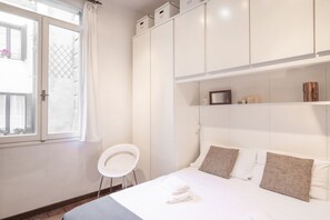 2 bedrooms, iron/ironing board, internet, bed sheets