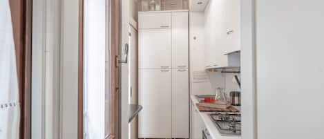 Refrigerador, microondas, parrilla de estufa y tetera eléctrica