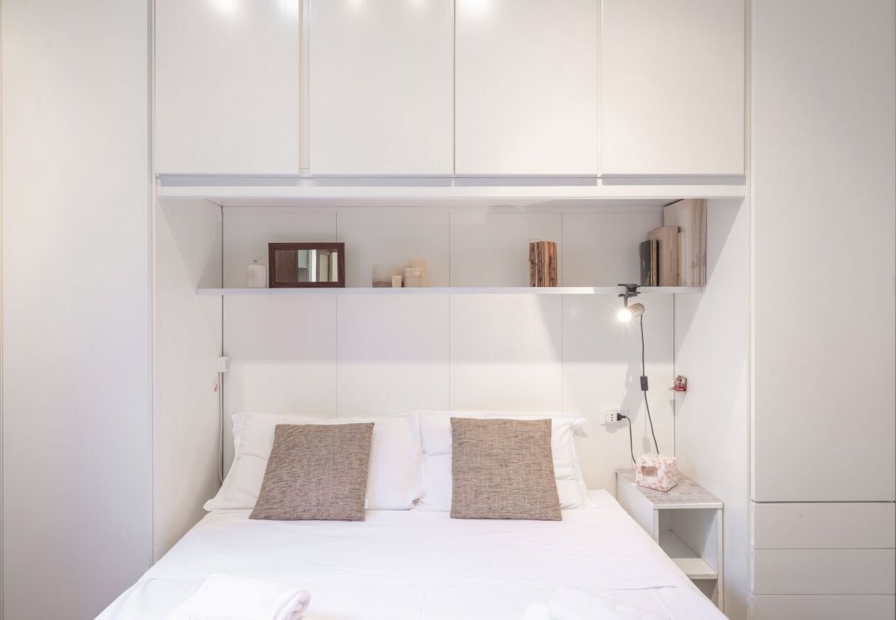 2 bedrooms, iron/ironing board, internet, bed sheets