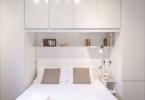 2 bedrooms, iron/ironing board, internet, bed sheets