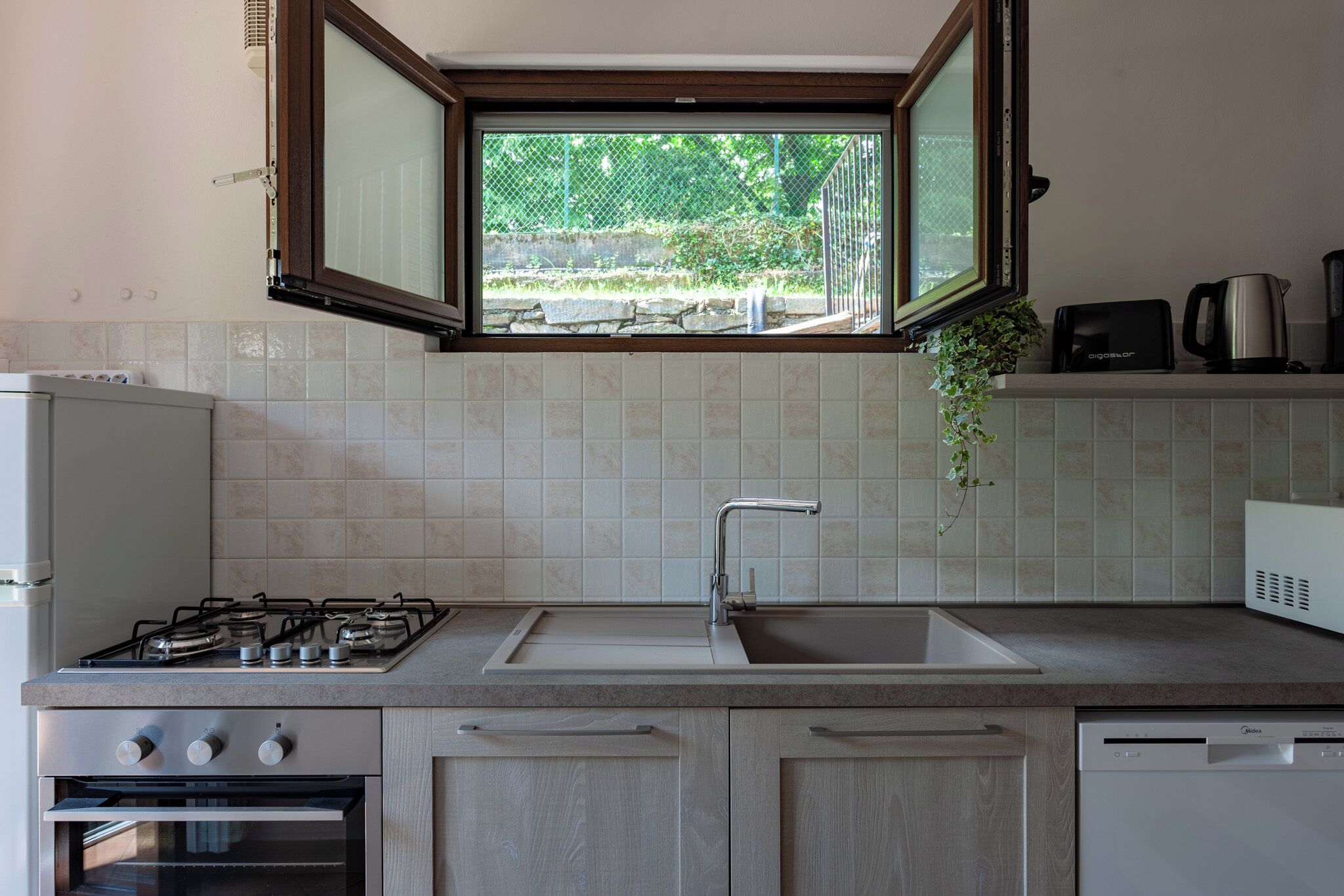 Kühlschrank, Mikrowelle, Ofen, Herdplatte