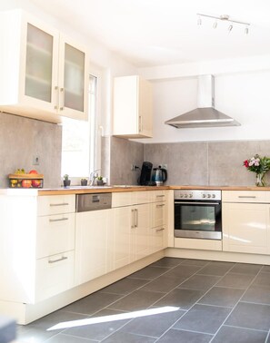 Fridge, microwave, oven, stovetop - Beautiful holiday home with hot tub. In short: relax and enjoy! (Neubörger)