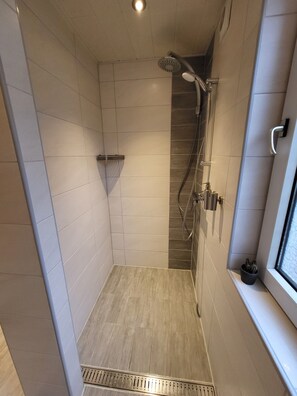 Shower, hair dryer, bidet, towels - Beautiful holiday home with hot tub. In short: relax and enjoy! (Neubörger)