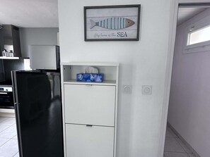 Fridge, microwave, oven, coffee/tea maker