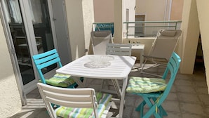 Outdoor dining - Bright T3 Apartment Near Center - 3 Stars, Air Conditioning (Balaruc-les-Bains)