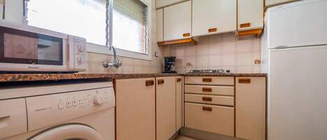 Kühlschrank, Mikrowelle, Wasserkocher mit Kaffee-/Teezubehör