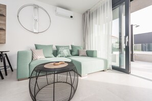 Luksusvilla, 3 soverom, privat basseng, sjøutsikt | Oppholdsområde | En 55-tommers Flatskjerm-TV med Parabol-TV samt TV