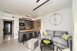 Luxury-Villa, 3 Schlafzimmer, eigener Pool, Poolblick | Wohnbereich | 55-Zoll-Flachbildfernseher mit Satellitenempfang, Fernseher