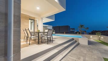 Luxury-Villa, 3 Schlafzimmer, eigener Pool, Meerblick | Terrasse/Patio