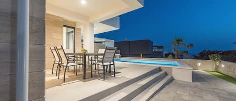Luxury-Villa, 3 Schlafzimmer, eigener Pool, Meerblick | Terrasse/Patio