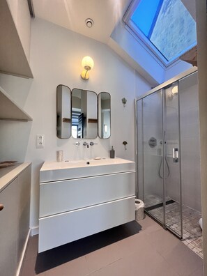 Dusche, Haartrockner, Handtücher