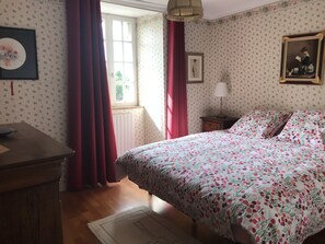 3 habitaciones, tabla de planchar con plancha, cuna de viaje y wifi 