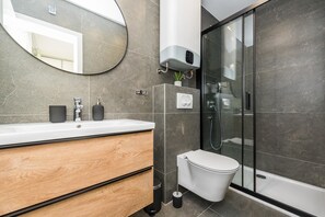 Dusche, Haartrockner, Handtücher, Seife
