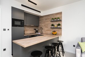 Kjøleskap, ovn, kokeplater og oppvaskmaskin