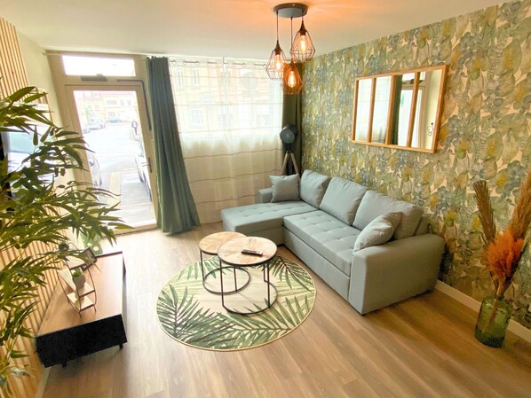 Familienapartment | Wohnbereich | Fernseher, Netflix, Streaming-Dienste, Arbeitsbereiche