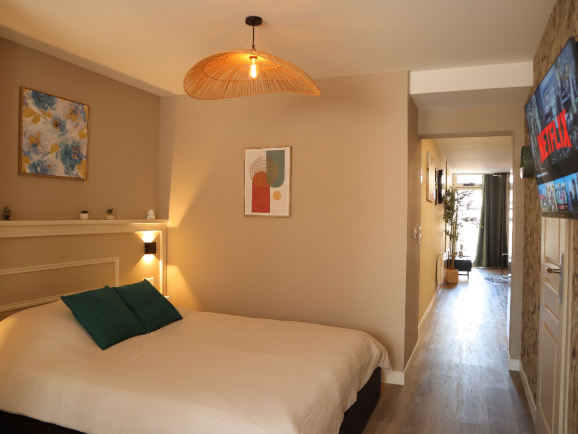 Una scrivania, ferro/asse da stiro, Wi-Fi gratuito, lenzuola