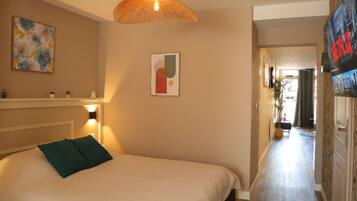 Una scrivania, ferro/asse da stiro, Wi-Fi gratuito, lenzuola