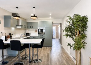 Appartement Confort | Cuisine privée | Four à micro-ondes, surface de cuisson, cafétière à espresso