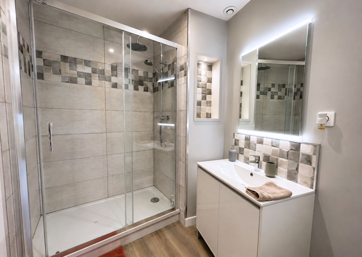Comfort Apartment | Bathroom | Shower, hair dryer, towels, soap