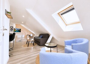 Studio supérieur | Aire de séjour | Téléviseur, Netflix, services de diffusion en continu, bureau
