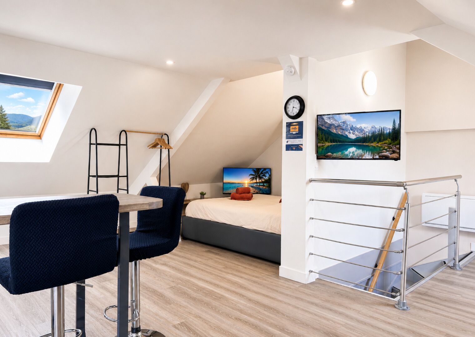 Un dormitorio moderno con cama tipo loft, un escritorio y una silla.