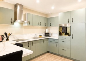 Departamento Confort | Cocina privada | Microondas, parrilla de estufa, cafetera de espresso y tetera eléctrica 