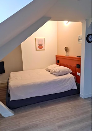 Superior Studio | Free WiFi, bed sheets