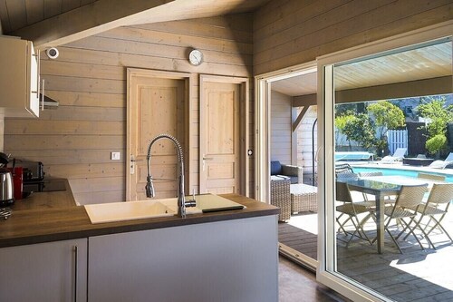 Wooden house with private pool, Route de Palombaggia, 500 metres from the sea