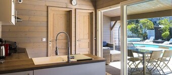 Wooden house with private pool, Route de Palombaggia, 500 metres from the sea