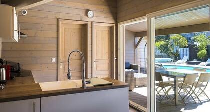 Wooden house with private pool, Route de Palombaggia, 500 metres from the sea