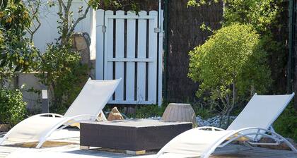 Wooden house with private pool, Route de Palombaggia, 500 metres from the sea