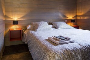 2 dormitorios, tabla de planchar con plancha, cuna de viaje