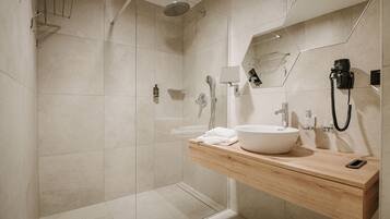 Familien-Doppelzimmer, 1 King-Bett und Schlafsofa, mit Bad | Badezimmer | Dusche, Haartrockner, Fußbodenheizung (Badezimmer), Handtücher