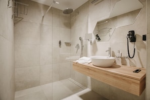 Phòng đôi dành cho gia đình, 1 giường cỡ king và sofa giường, có phòng tắm riêng | Phòng tắm | Buồng tắm vòi sen, máy sấy tóc, sàn nhà có sưởi, khăn tắm