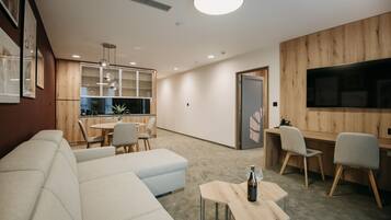 Deluxe Apartment, 1 King Bed with Sofa bed, Kitchenette | Premium bedding, Select Comfort beds, minibar, in-room safe