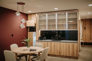 Căn hộ Deluxe, 1 giường cỡ king và sofa giường, bếp nhỏ | Bếp nhỏ riêng | Dụng cụ pha espresso, ấm điện