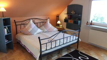 7 habitaciones, escritorio y tabla de planchar con plancha