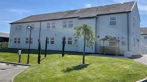 A large, white building with multiple windows and a flat roof. - Park Head Hotel (Bishop Auckland)