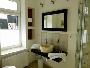 Douche, séchoir à cheveux, serviettes fournies, savon
