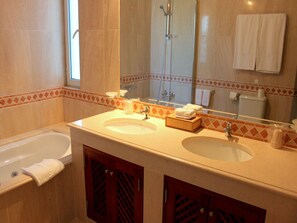 Douche, sèche-cheveux, serviettes fournies