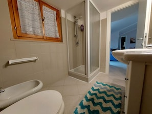 Douche, sĂšche-cheveux, serviettes fournies, papier toilette