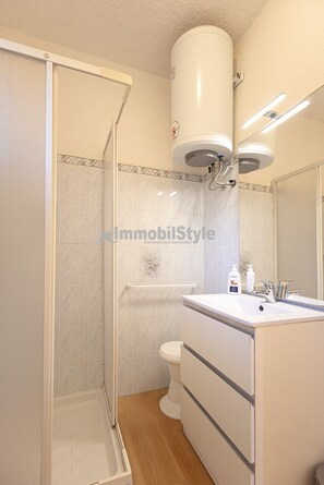 Shower, bidet - Villa Baia 37 100 meters from the beach (Santa Reparata)