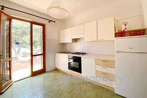 Jääkaappi, liesi, astianpesukone, vedenkeitin